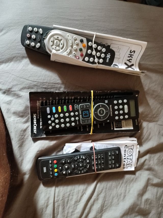 N.3 telecomandi universali per tv