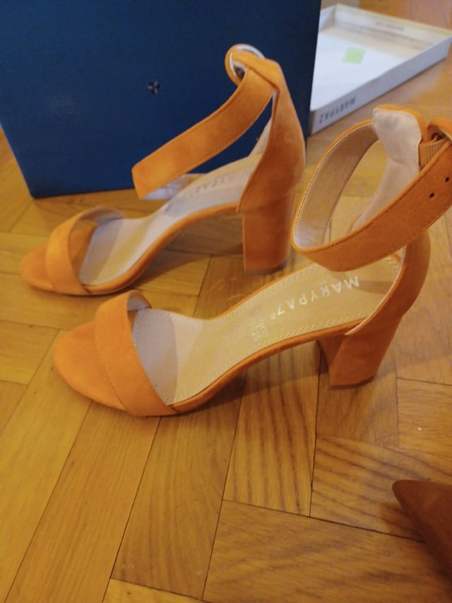 Sandalia tacón mostaza talla 38.