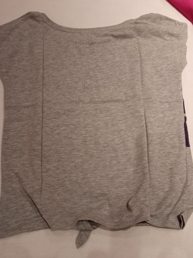 Camiseta gris con estampado