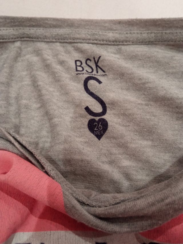 Camiseta gris con estampado