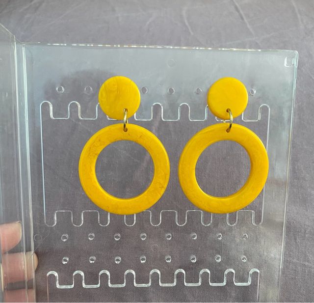 Pendientes amarillos