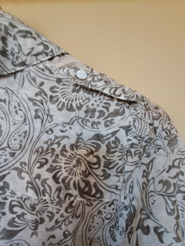 Camisa blanca y gris perla de Sud Express