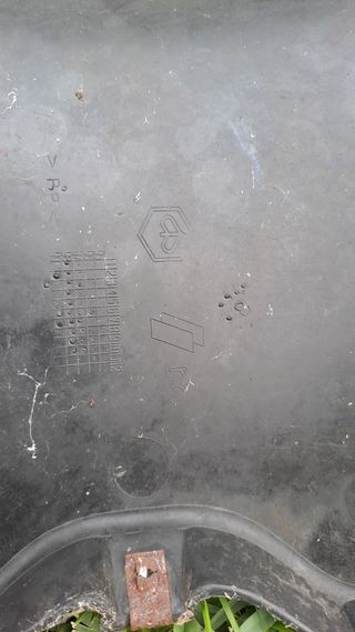 Tapa con gancho piaggio NRG
