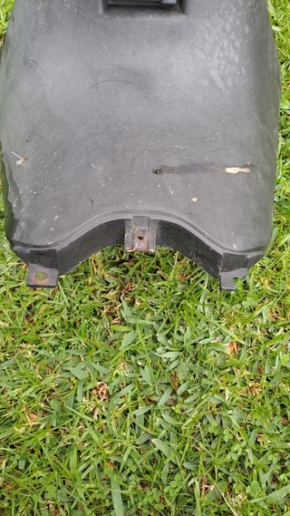 Tapa con gancho piaggio NRG