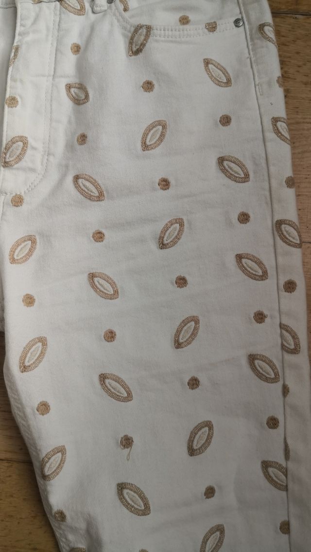 Pantalón blanco pitillo bordado