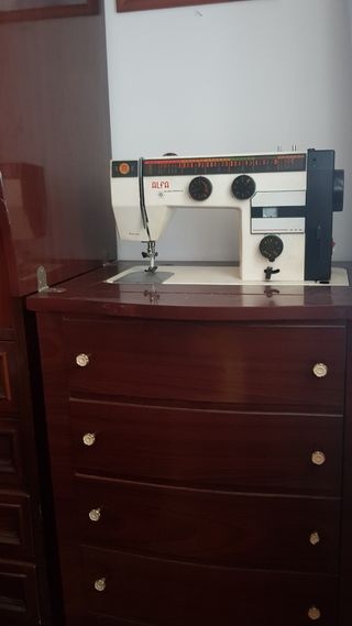 Máquina de coser electrica ALFA con maletín y mueb