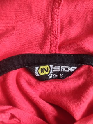 Camiseta Inside roja.