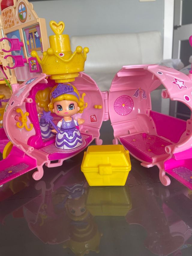 Casa de cuentos y carroza de Pin y Pon