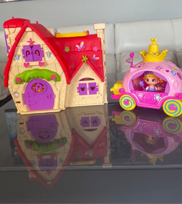 Casa de cuentos y carroza de Pin y Pon