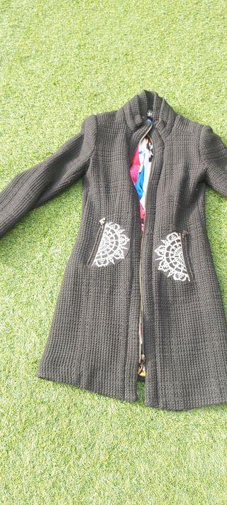 Abrigo negro Desigual. Talla 38