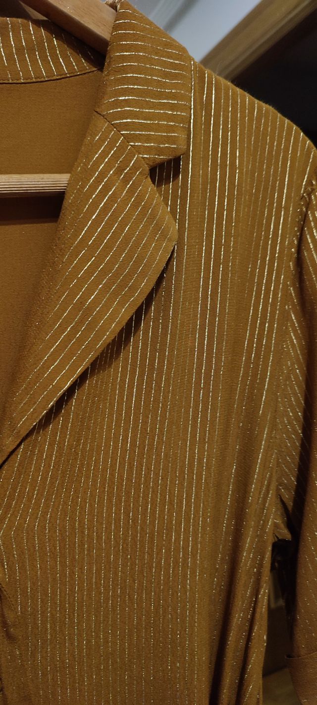 Vestido midi camisero dorado Vila