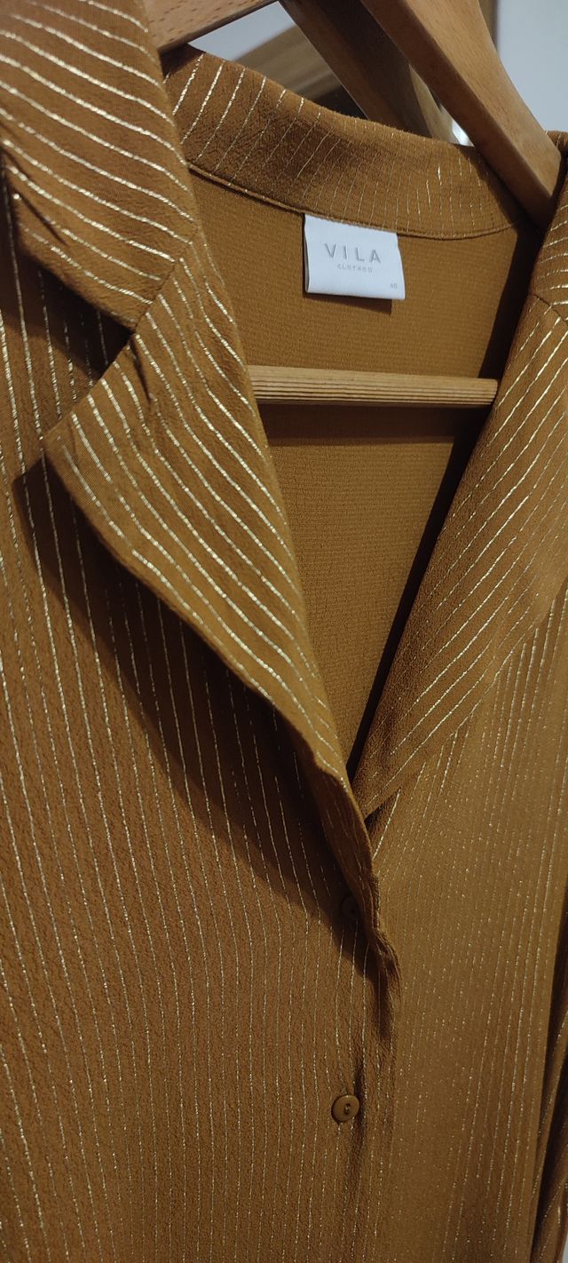 Vestido midi camisero dorado Vila