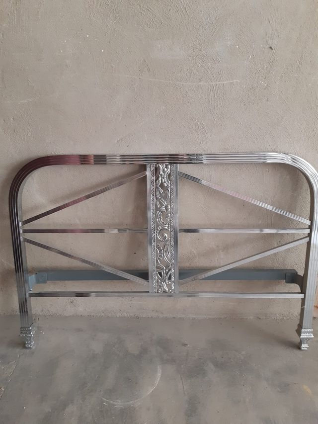 Cabecero y piecero de metal cromado. Años 30