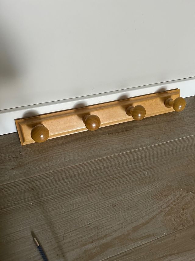 Perchero de madera a pared de 5 colgadores