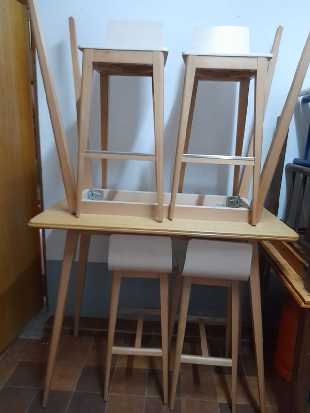 Mesas y taburetes de madera