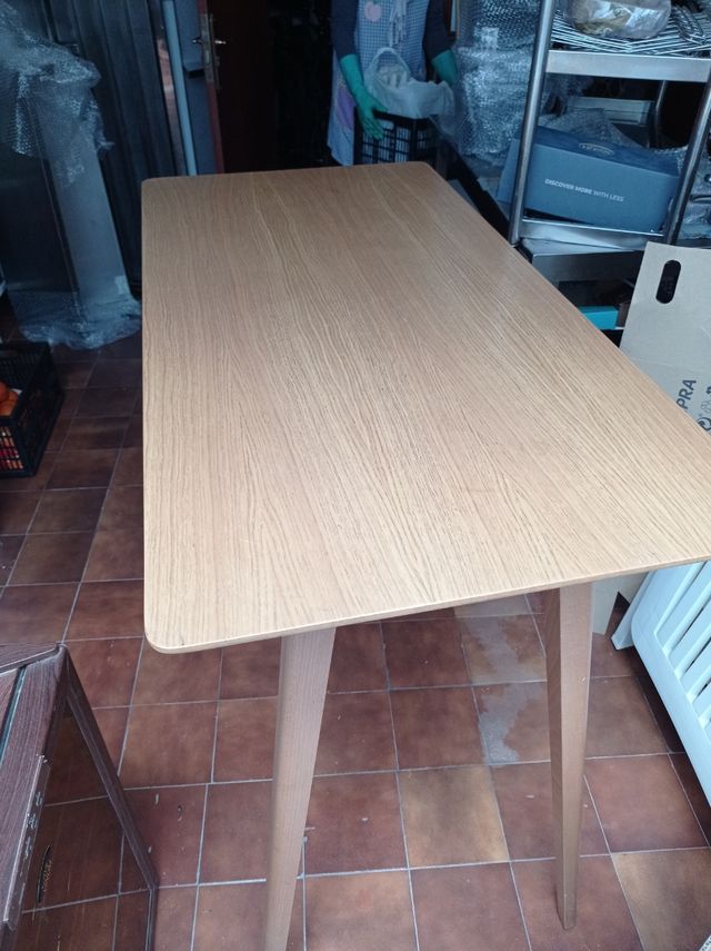 Mesas y taburetes de madera