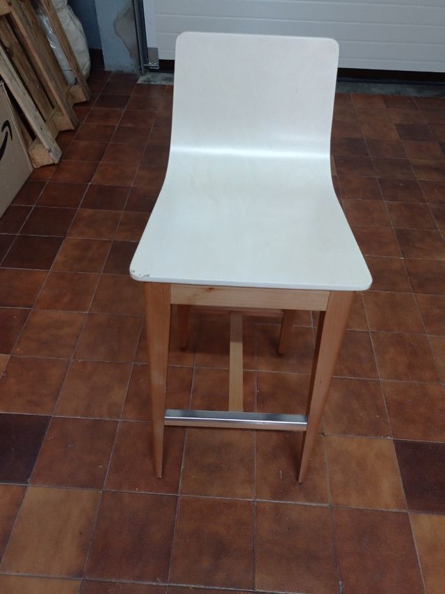 Mesas y taburetes de madera