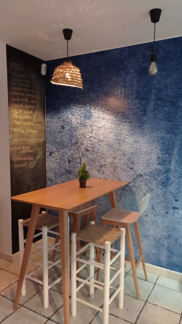 Mesas y taburetes de madera