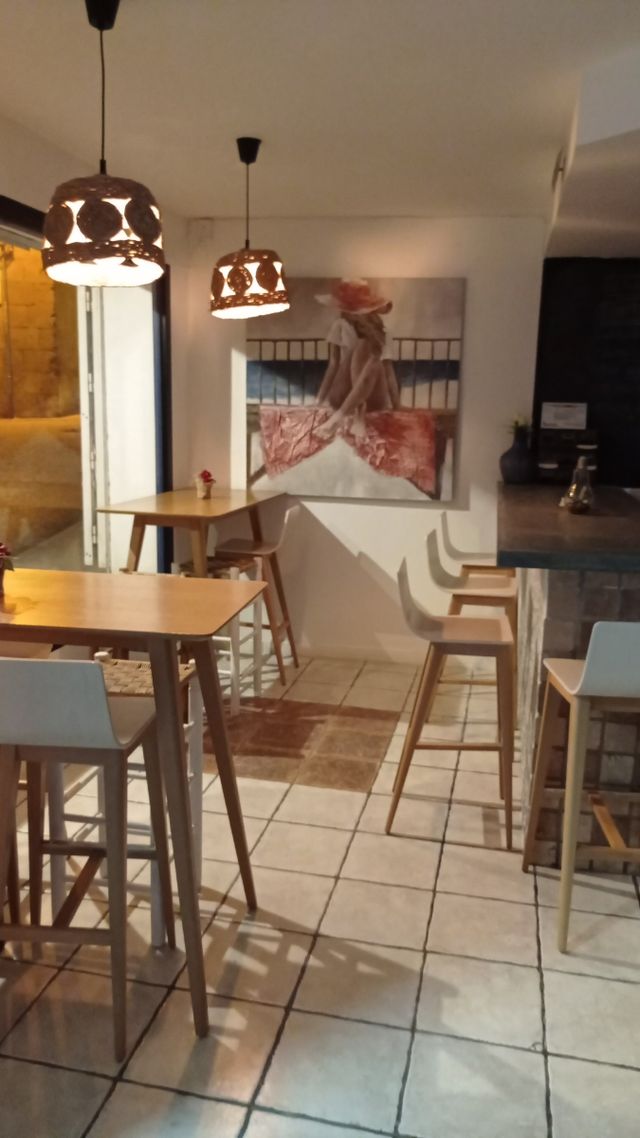 Mesas y taburetes de madera