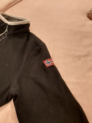 Napapijri  forro polar negro en perfecto estado