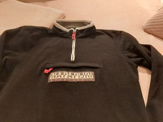 Napapijri  forro polar negro en perfecto estado