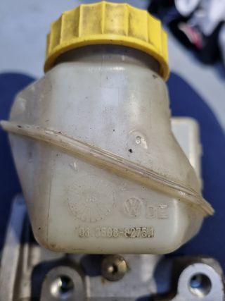 Bomba y depósito de freno