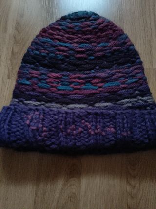 A ESTRENAR GORRO GURU DE LANA. ADULTO