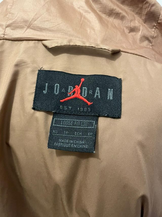 plumas Jordan Essentials