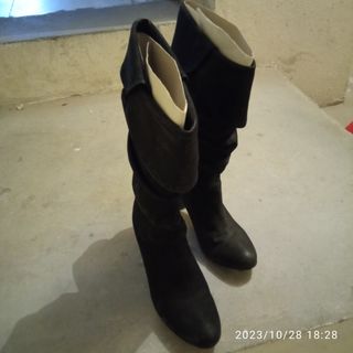 Botas piel.