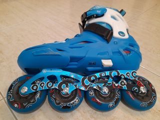Patines en línea + protecciones + casco