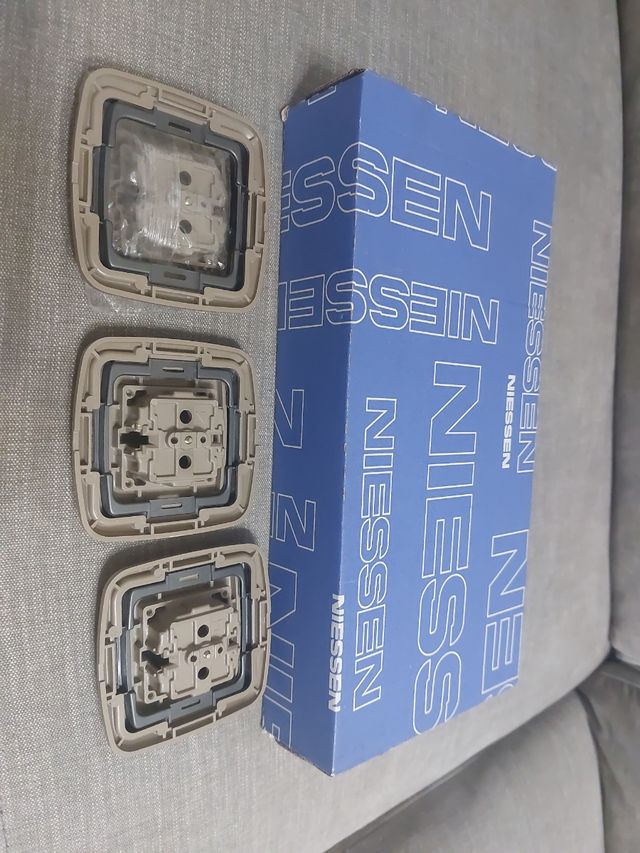 Enchufes y pulsadores Niessen color Bronce