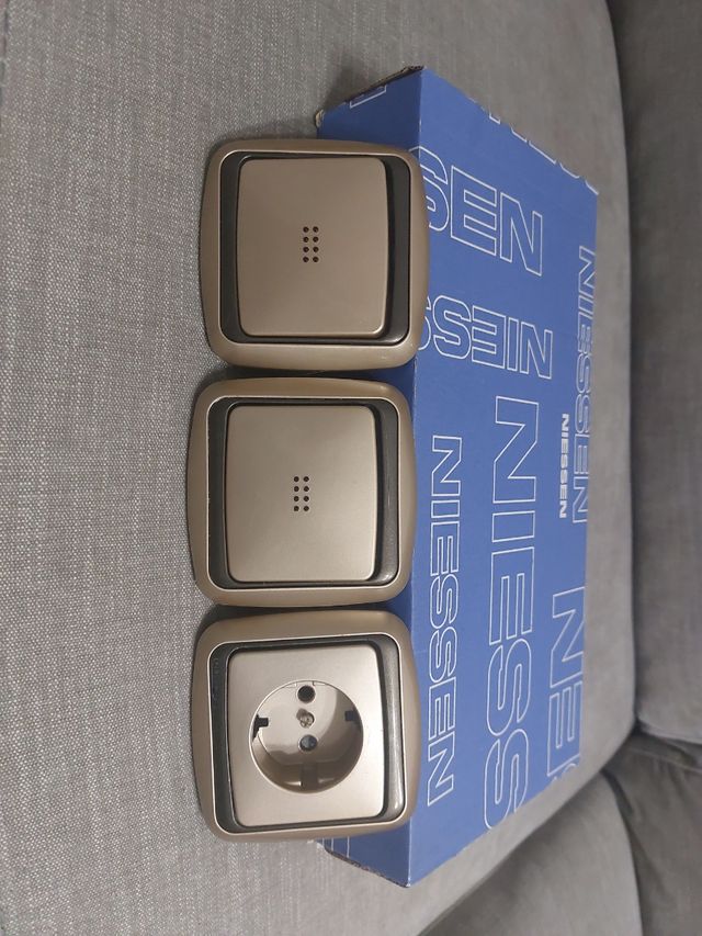 Enchufes y pulsadores Niessen color Bronce