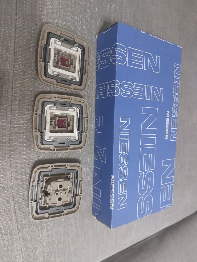 Enchufes y pulsadores Niessen color Bronce