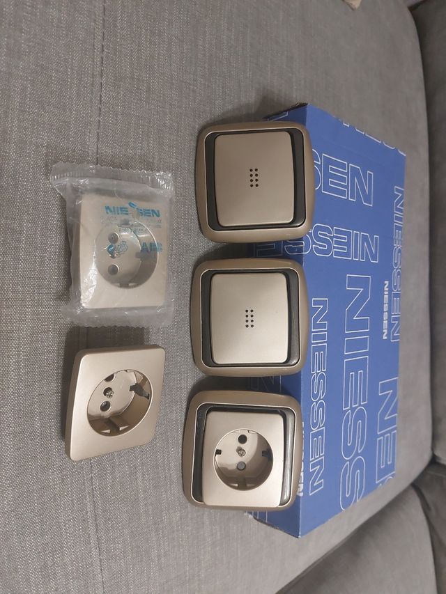 Enchufes y pulsadores Niessen color Bronce