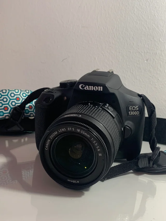 Canon Eos 1300 D + objetivo 18-55+ accesorios