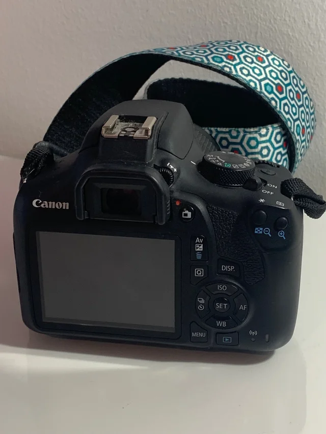 Canon Eos 1300 D + objetivo 18-55+ accesorios