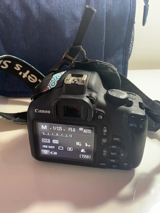 Canon Eos 1300 D + objetivo 18-55+ accesorios