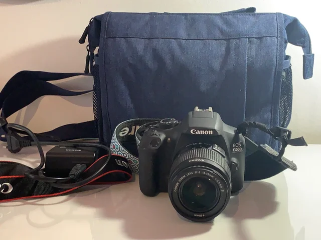 Canon Eos 1300 D + objetivo 18-55+ accesorios