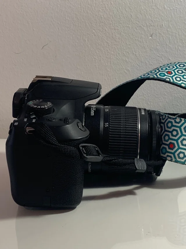 Canon Eos 1300 D + objetivo 18-55+ accesorios