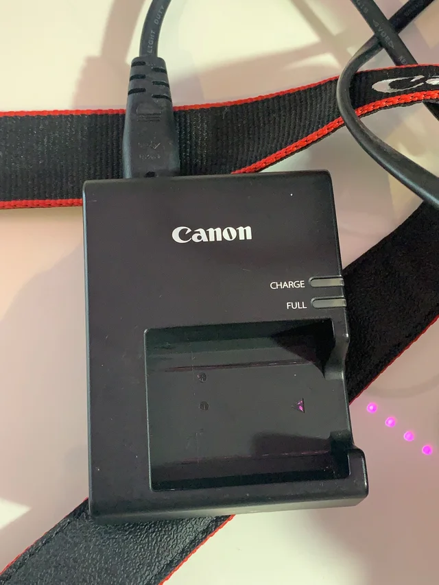 Canon Eos 1300 D + objetivo 18-55+ accesorios