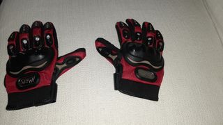 Casco y guantes.