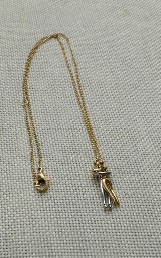 Collar con colgante abrazo bicolor