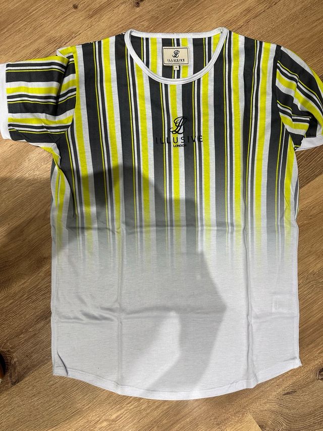 T-shirt illusive