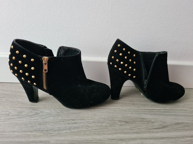 Botines de tacón ante