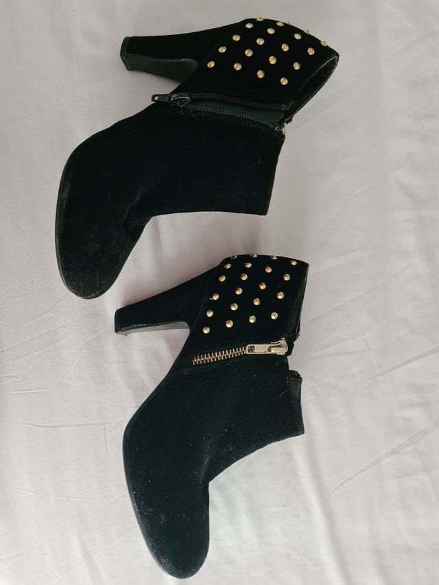 Botines de tacón ante