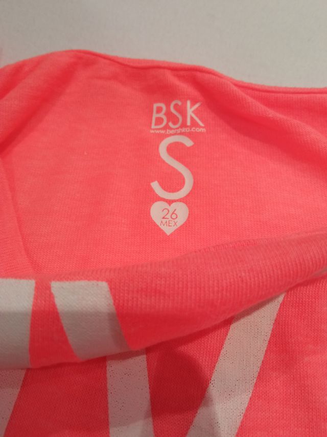 Camiseta rosa con estampado