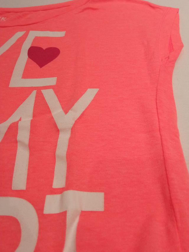 Camiseta rosa con estampado