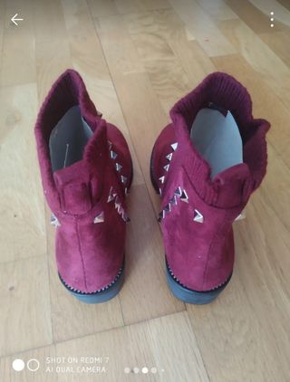 Botines ante, punto y tachuelas. Granates.
