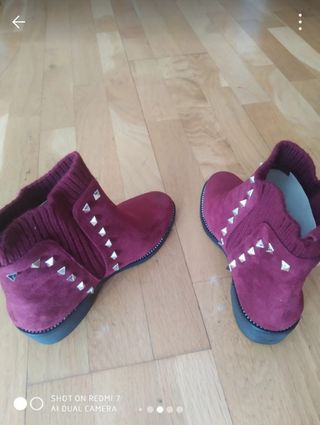 Botines ante, punto y tachuelas. Granates.