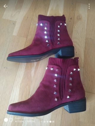 Botines ante, punto y tachuelas. Granates.